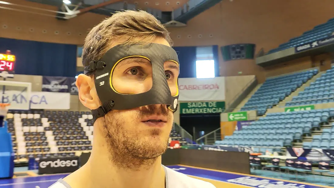 Deportista con máscara de protección facial YouNext