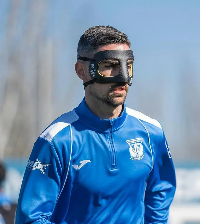 Deportista con máscara de protección facial YouNext