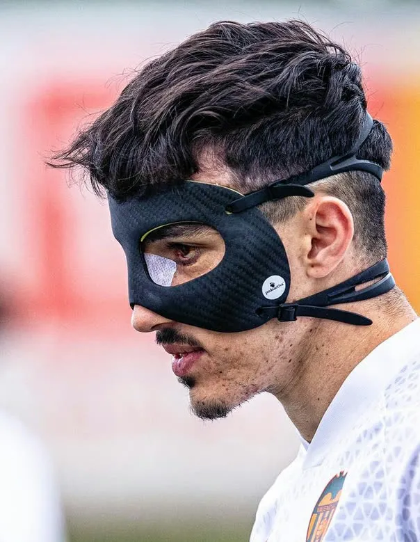 Deportista con máscara de protección facial YouNext