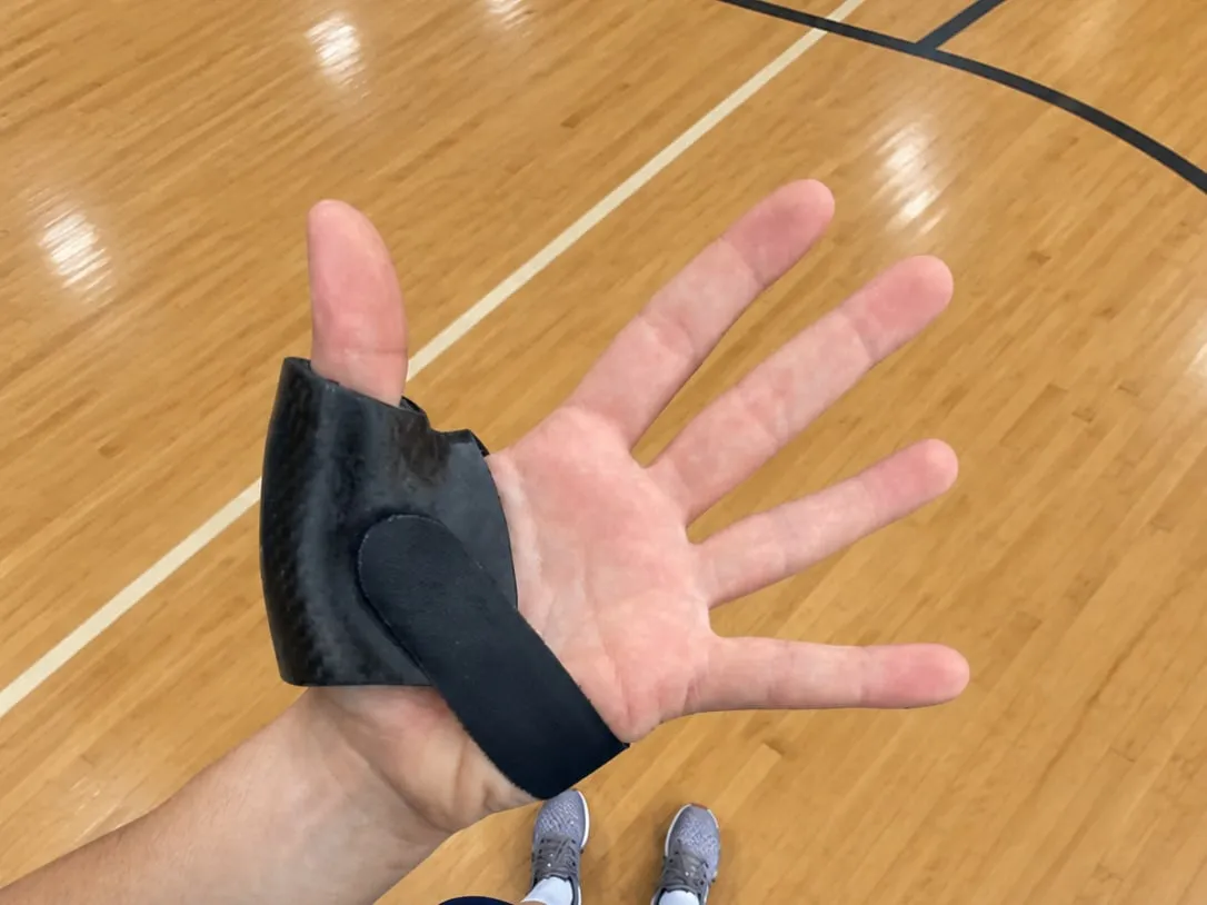 Férula de pulgar en fibra de carbono en la cancha de baloncesto