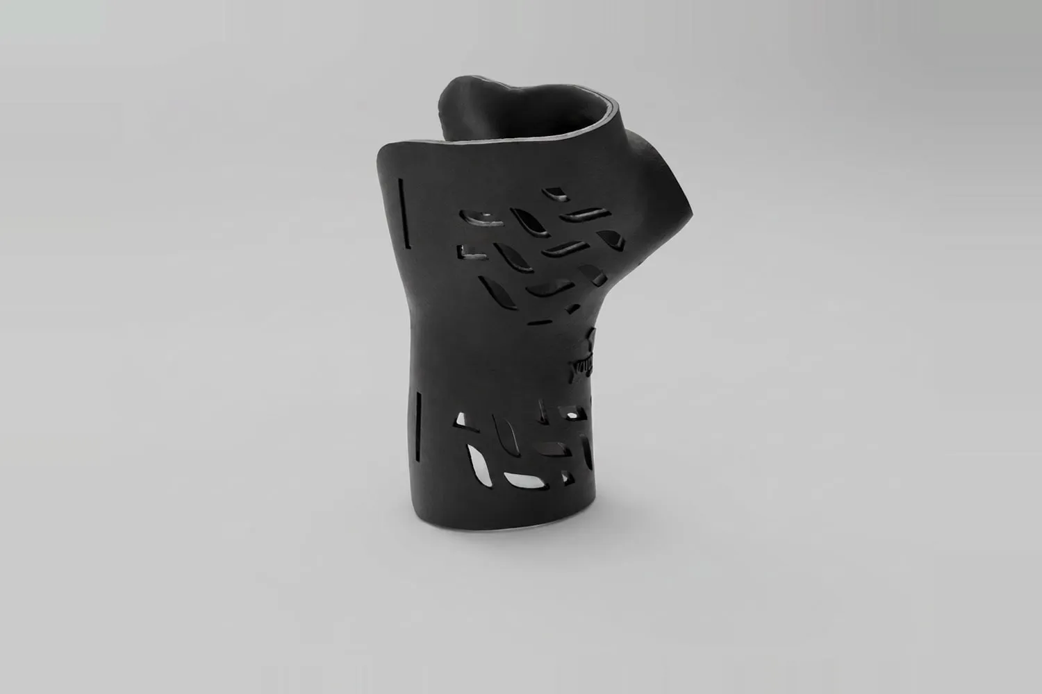 Ortesis de muñeca y mano impresa en 3D con perforaciones de ventilación